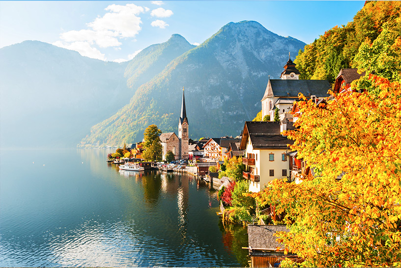 Gebirge mit Seeblick im Herbst