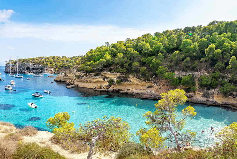 Karibische Bucht mit türkisen Meer