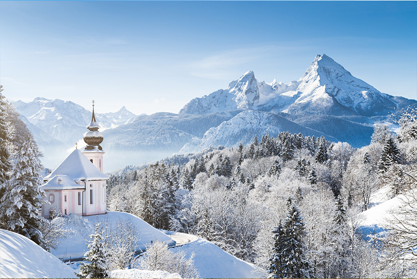Winter in den Bergen verschneit und romantisch