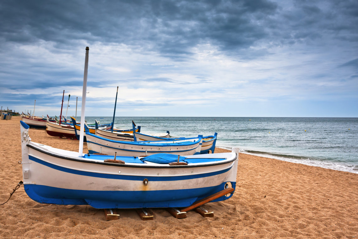 Boot am bewölkten Strand