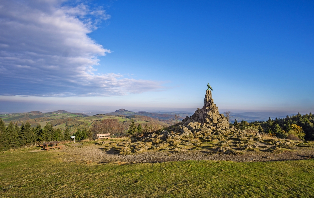 Fliegerdenkmal unterhalb der Wasserkuppe mit faszinierendem Weitblick