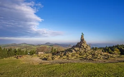 Fliegerdenkmal unterhalb der Wasserkuppe mit faszinierendem Weitblick