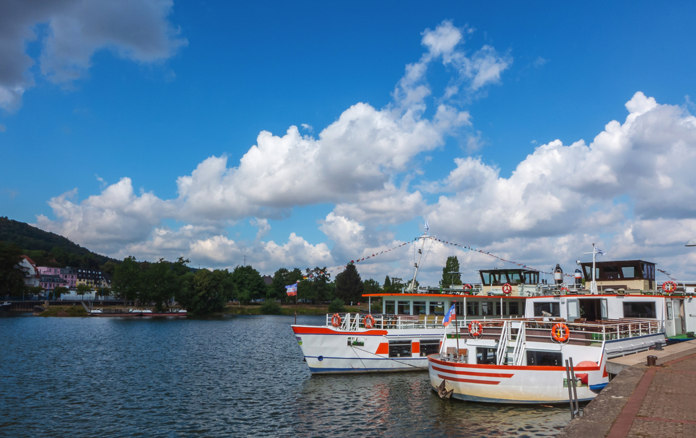 Ausflugsschiffe an der Weser bei Hameln