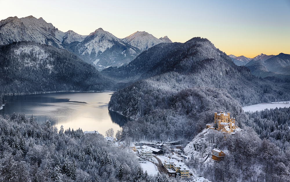 Schloss Hohenschwangau und Alpsee im Winter