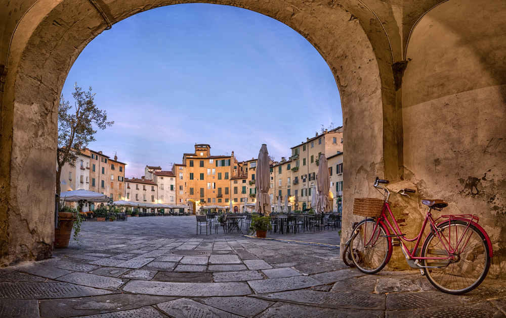  Blick auf die Piazza dell'Anfiteatro in Lucca