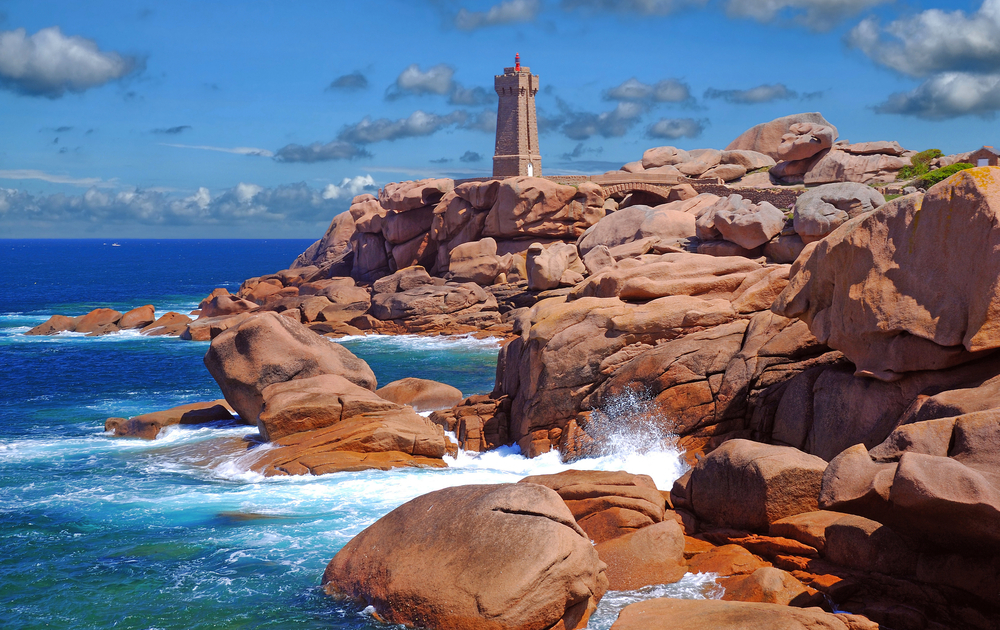 der bekannte Leuchtturm Phare de Mean Ruz in Ploumanach in der Bretagne