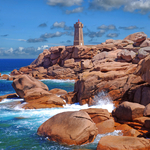 der bekannte Leuchtturm Phare de Mean Ruz in Ploumanach in der Bretagne