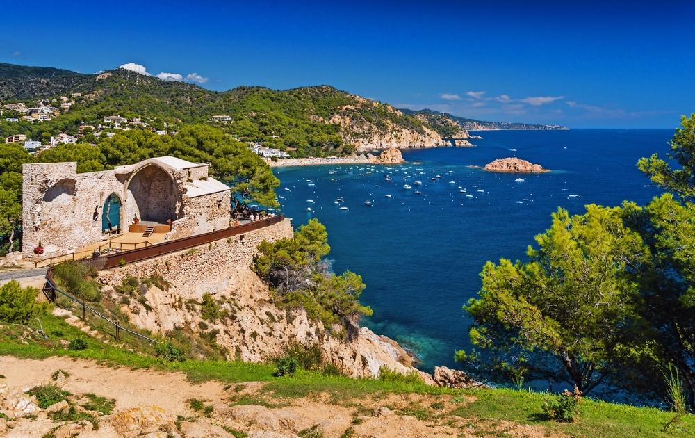 Blick auf den felsigen Strand von der Festung von Tossa de Mar