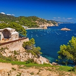 Blick auf den felsigen Strand von der Festung von Tossa de Mar