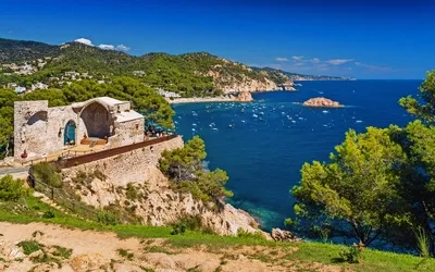 Blick auf den felsigen Strand von der Festung von Tossa de Mar