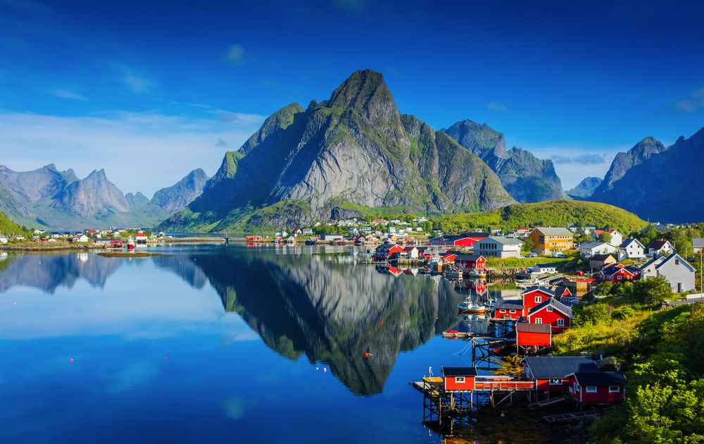 Spiegelung des Dorfes Reine in den Lofoten