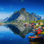Spiegelung des Dorfes Reine in den Lofoten