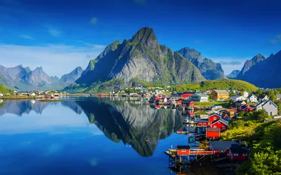 Spiegelung des Dorfes Reine in den Lofoten
