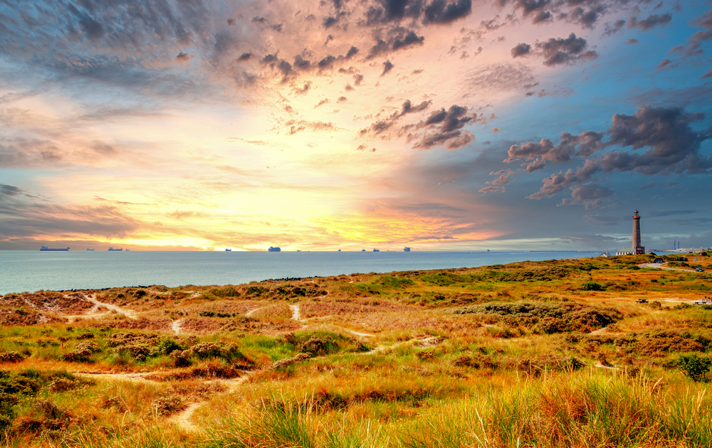 Panorama-Blick auf die Küste mit dem berühmten grauen Leuchtturm von Skagen - Skagen Grå Fyr