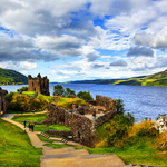 Ruinen von Urquhart Castle am Loch Ness