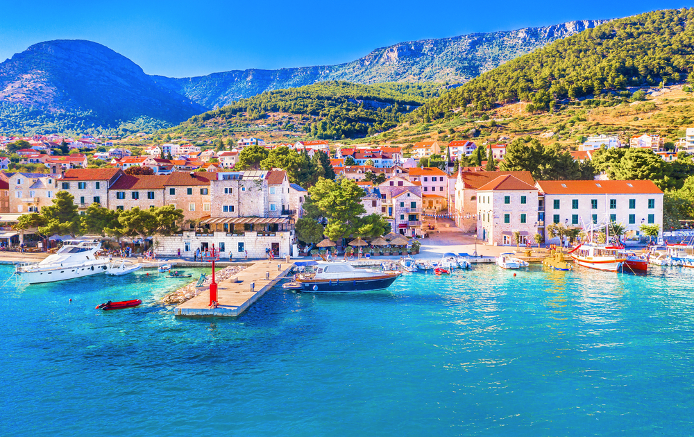  Blick auf die Stadt Bol auf der Insel Brač