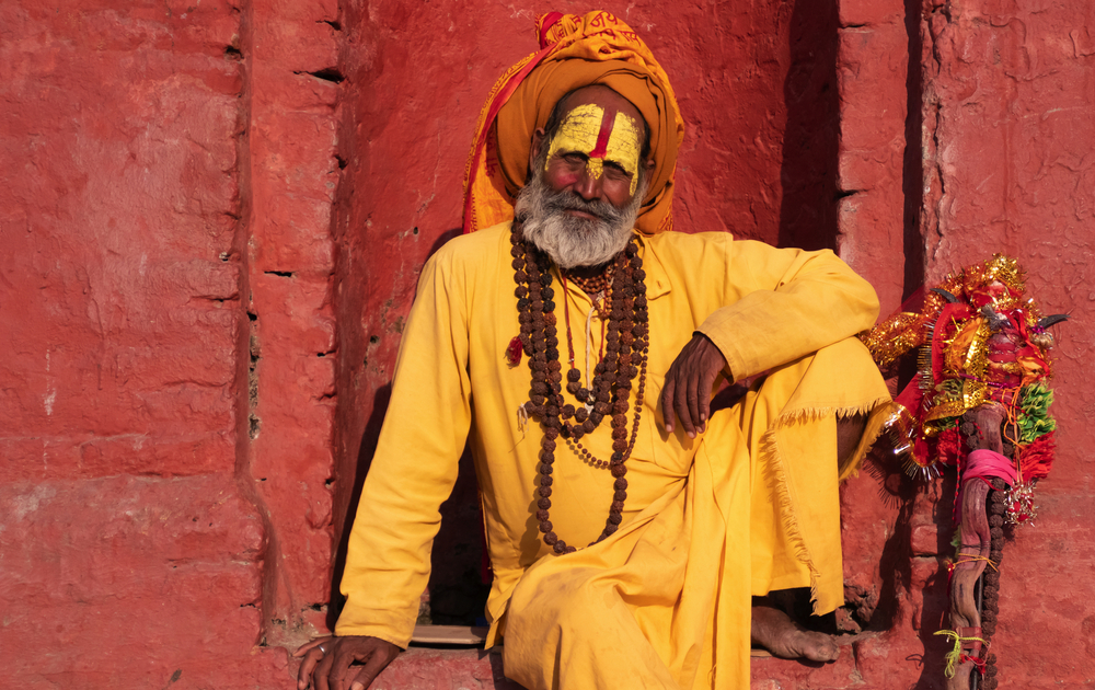 Sadhu - heilige Person im Hinduismus mit traditionell angemaltem Gesicht am Pashupatinath Tempel von Kathmandu 