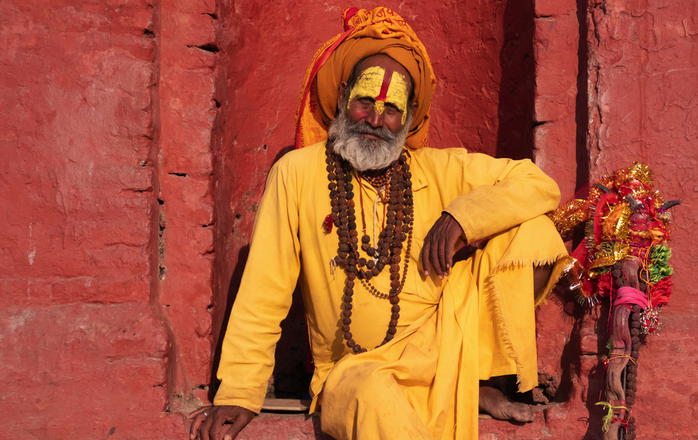 Sadhu - heilige Person im Hinduismus mit traditionell angemaltem Gesicht am Pashupatinath Tempel von Kathmandu 