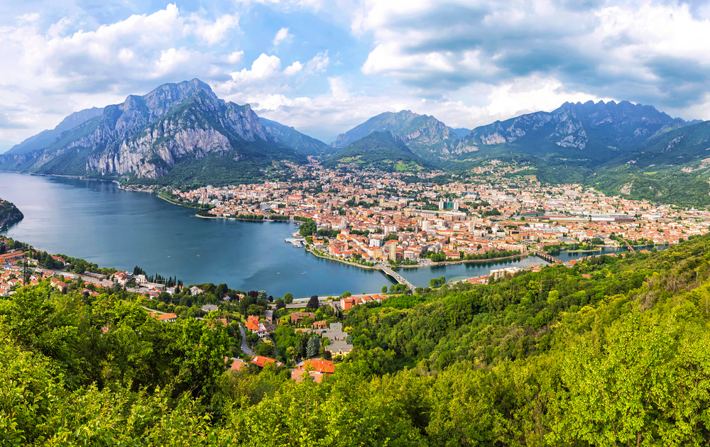 Panoramablick auf den Comer See und die Stadt Lecco