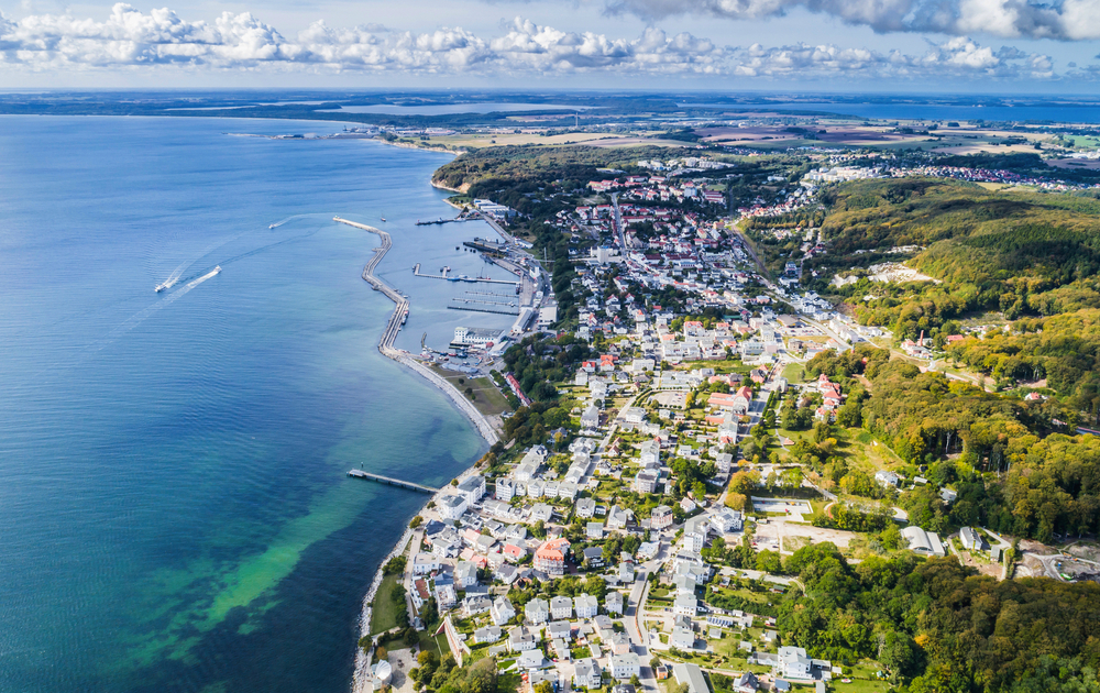 Sassnitz – Stadt, Kurort und Hafen an der Ostsee auf der Insel Rügen aus der Vogelperspektive