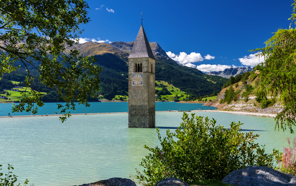 versunkener Kirchturm von Graun im Reschensee in Südtirol