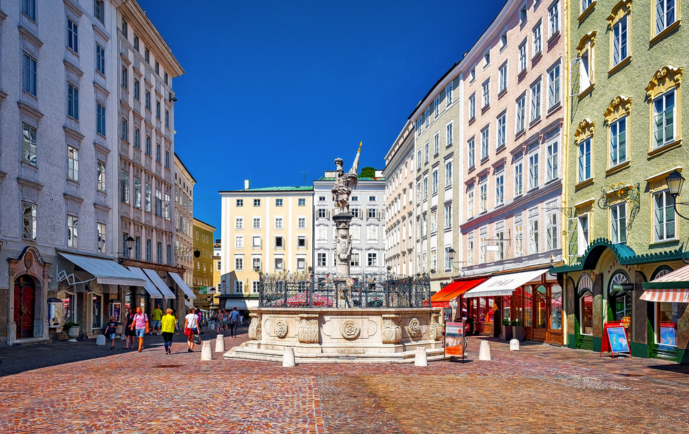 Alter Markt mit Florianibrunnen in der Altstadt von Salzburg