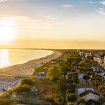 Luftbild des Ahlbecker Strandes mit Seebrücke und Promenade