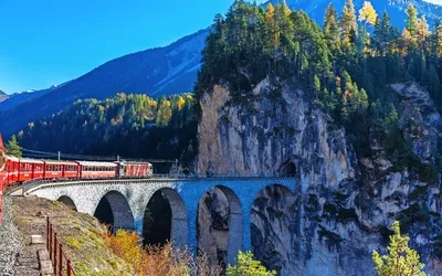 Bernina Express auf dem Landwasserviadukt