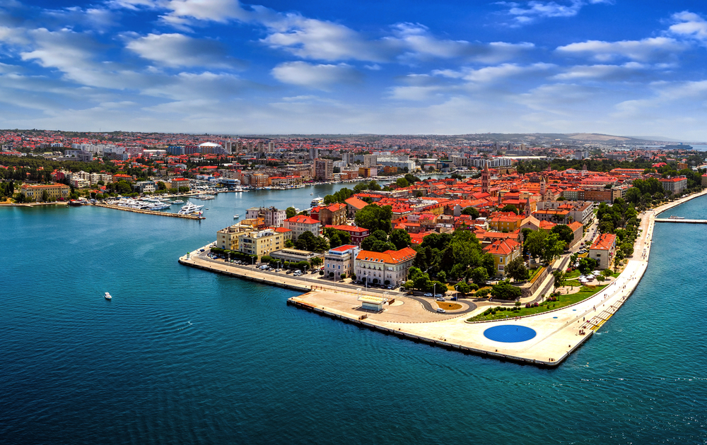 Luftpanorama auf die Altstadt von Zadar an der Adria mit Meeresorgel