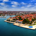 Luftpanorama auf die Altstadt von Zadar an der Adria mit Meeresorgel