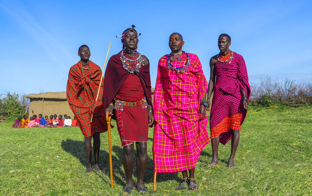 Mann aus der Maasai Mara zeigt traditionellen Maasai-Springtanz