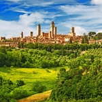 Panorama von San Gimignano in den Weinbergen, Italien