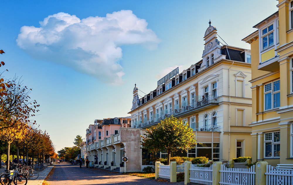 Promenade in Ahlbeck auf Rügen an der Ostsee