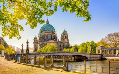 Berliner Dom im Sommer