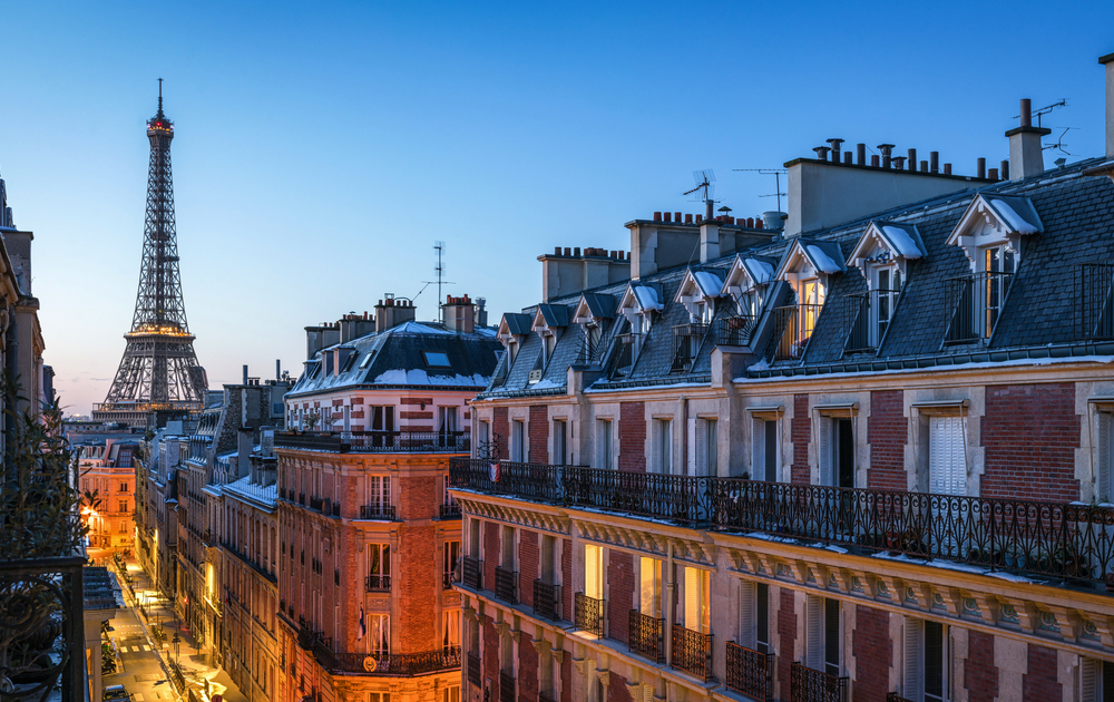 Über den Dächern von Paris mit Blick auf den Eiffelturm
