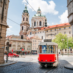 Rote Straßenbahn in den Straßen der Altstadt von Prag