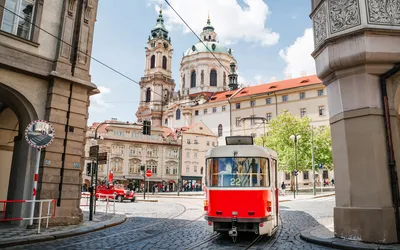Rote Straßenbahn in den Straßen der Altstadt von Prag