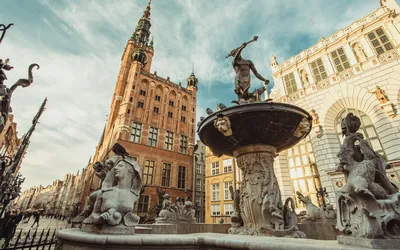 Neptunbrunnen und Rechtstädtisches Rathaus in Danzig