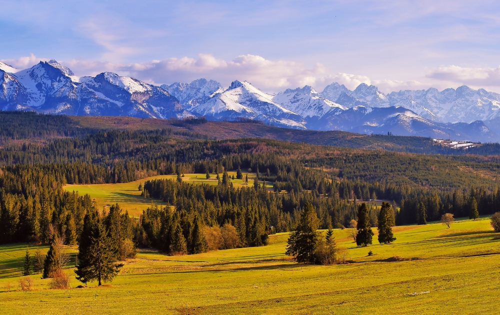 Panorama der schneebedeckten Tatra Berge im Frühjahr