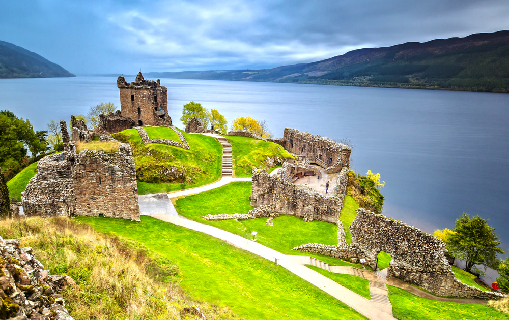 Urquhart Castle und Loch Ness im Hintergrund