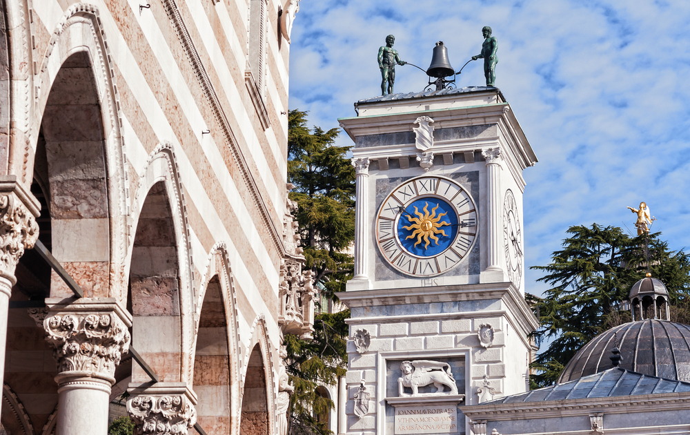 Uhrturm der Loggia di San Giovanni und Statue des Herkules in Udine
