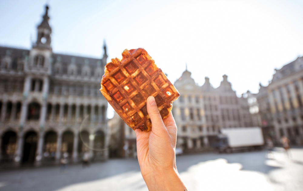 belgische Waffel vor dem Hintergrund von Brüssel