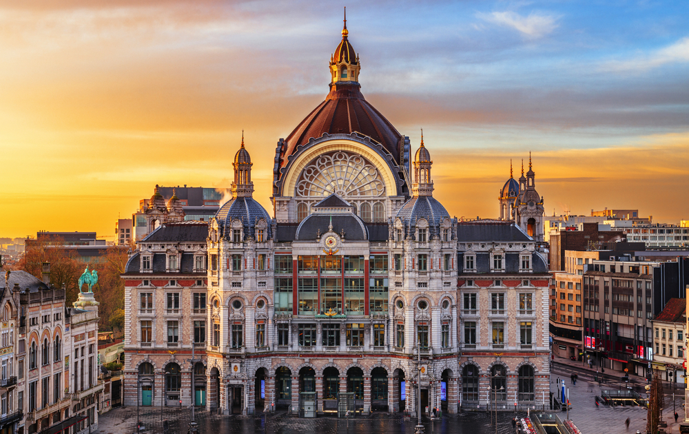 belgisches Stadtbild am Hauptbahnhof von Antwerpen