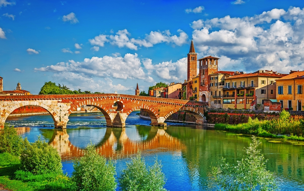 Brücke Ponte Pietra über den Fluss Etsch in Verona, Italien