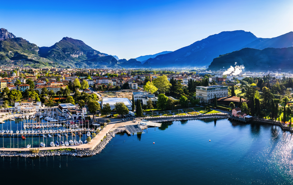 Altstadt und Hafen von Riva del Garda in Italien