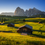 Seiser Alm mit Langkofel bei Sonnenaufgang im Sommer, Italien