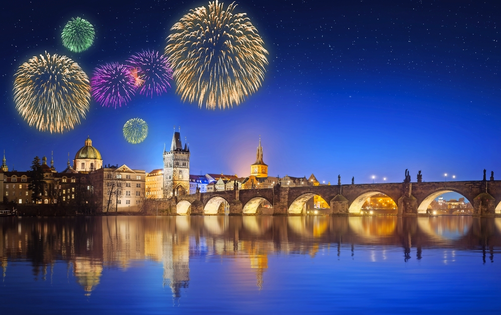 Karlsbrücke und dem schönen Feuerwerk in Prag bei Nacht