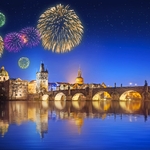 Karlsbrücke und dem schönen Feuerwerk in Prag bei Nacht