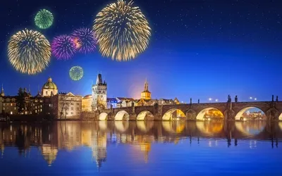 Karlsbrücke und dem schönen Feuerwerk in Prag bei Nacht