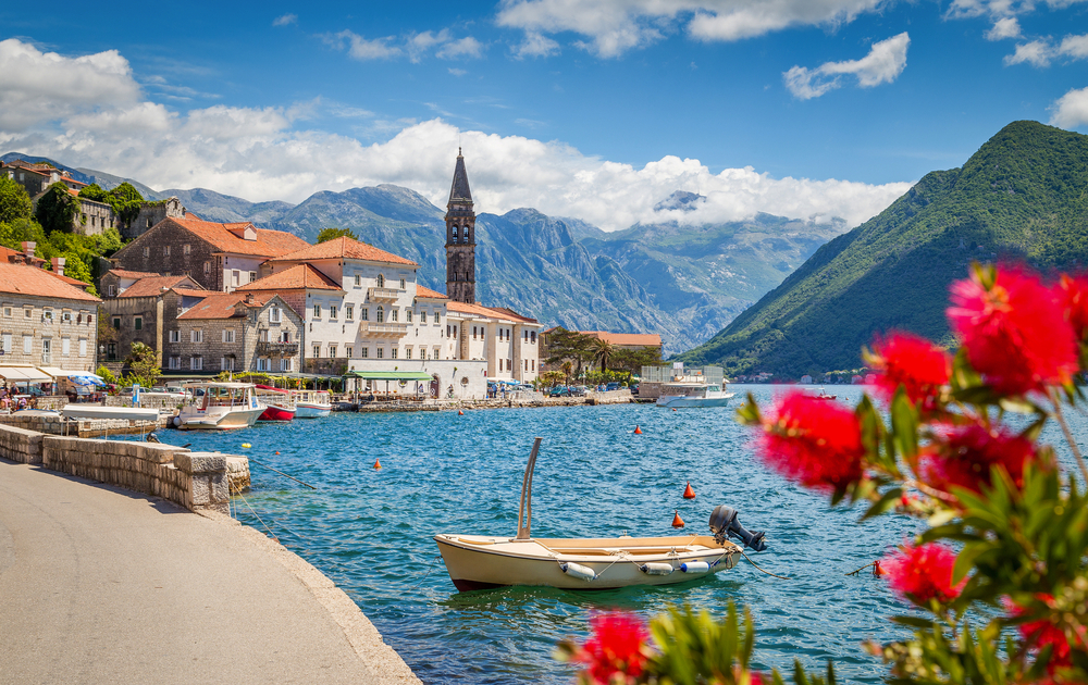 Perast in der Bucht von Kotor im Sommer, Montenegro